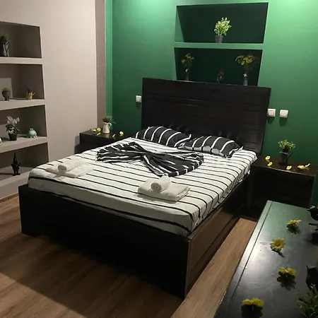 One Big Bedroom In The Heart Of Old Town Апартаменти